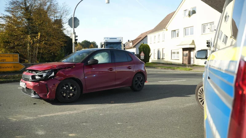 Bei einem Autounfall in Waddenhausen sind zwei Personen leicht verletzt worden. - &copy; Die Blaulicht-Fotografen