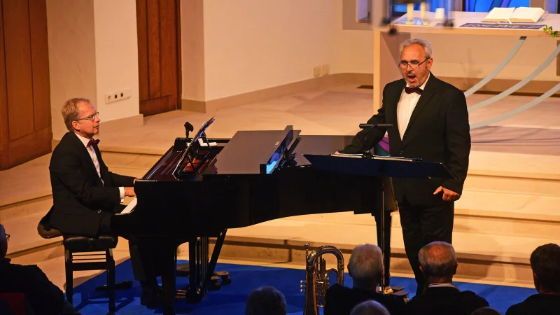 Burkhard Schmidt (links) und Gottfried Meyer als Duo Kurzweil erfreuten das Publikum in Hiddesen. - © Nicole Ellerbrake