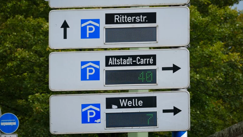 Das Parleitsystem zeigt die freien Pl&auml;tze in den Parkh&auml;usern an. - &copy; Andreas Zobe