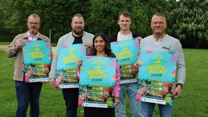 Party-Action auf der Liegewiese: Das planen Bürgermeister Friso Veldink (von links), Sören Teismann von der Event-Agentur "Hirschgold" mit Mitarbeiterin Vanessa Bunte und Julius Meier zu Biesen sowie Ideengeber Christian Beine vom TSV Hillentrup. - © Annika Langhagel