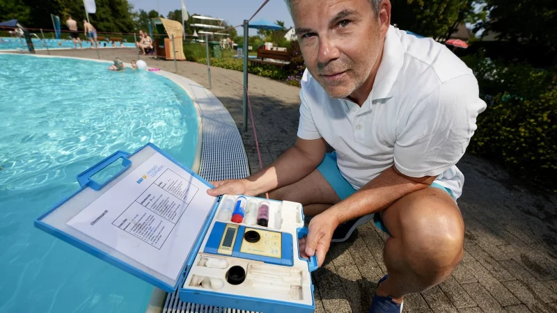 Kleiner Koffer f&uuml;r gro&szlig;e Hygiene: Enrico L&uuml;dtke leitet das Freibad Dornberg im Bielefelder Westen. Gemeinsam mit seinen Kollegen pr&uuml;ft er dreimal am Tag die Wasserqualit&auml;t. - &copy; Peter Unger