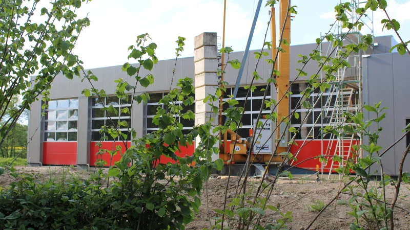 Das neue Gerätehaus für die Löschzüge Almena und Laßbruch nimmt mehr und mehr Gestalt an. Rund um die Kosten gibt es aber Diskussionsbedarf in der Politik. - © Lorraine Brinkmann
