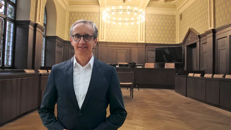 Dr. Jens Bl&uuml;ggel aus Detmold ist Pr&auml;sident des Landessozialgerichts Essen. Der 58-J&auml;hrige setzt sich daf&uuml;r ein, Gesetze und Rechtssprechung f&uuml;r Jedermann verst&auml;ndlich zu machen. Am Donnerstag, 6. November, h&auml;lt B&uuml;ggel dazu einen Vortrag im histirischen Gerichtssaal am Landgericht Detmold. - &copy; Fotos: Silke Buhrmester/ Janet K&ouml;nig Montage: Thomas Stechemesser