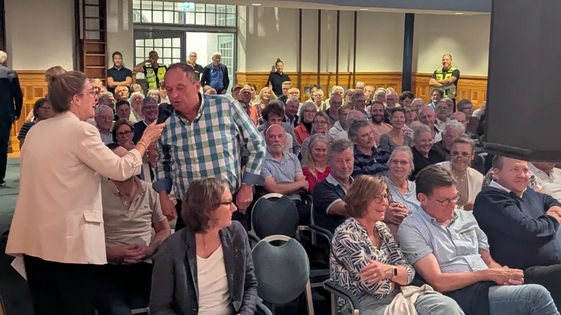 Radio-Lippe-Moderatorin Judith Brentrup (links) ist im Publikumsraum unterwegs und kommt mit dem Mikrofon zu Besuchern, die Fragen stellen möchten. - © Yvonne Glandien