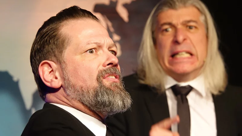 Markus Riedinger (hinten, gerade als Julia Kl&ouml;ckner?) und Adrian Engels - das Duo "Onkel Fisch" in Aktion in der Ziegelei. - &copy; Axel B&uuml;rger