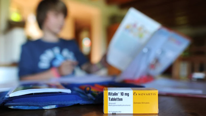 Etwa drei bis fünf Prozent eines Jahrgangs leiden Schätzungen zufolge an einer Aufmerksamkeitsstörung. Bei ADHS-Patienten können Medikamente wie Ritalin helfen - sie sind aber nicht die einzige Möglichkeit, Kindern zu helfen. Der Verein für Schulpsychologie gibt Ratschläge in der kostenlosen Broschüre "Vom Umgang mit dem überaktiven Kind". - © picture alliance / dpa