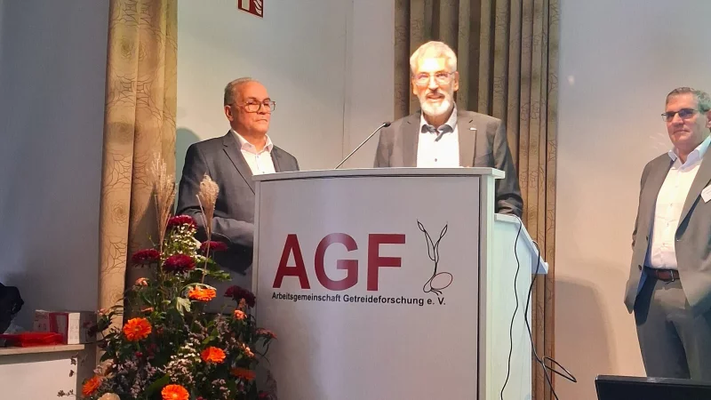 Ehrung von G&uuml;nter Unbehend, der eine Dankesrede h&auml;lt. - &copy; Julia Fiege, AGF