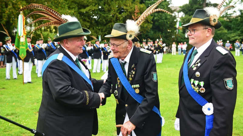 Uwe Deppe (links) gratuliert Hauptmann Karl-Heinz Hofmeister zur 70-jährigen Mitgliedschaft - © Nicole Ellerbrake
