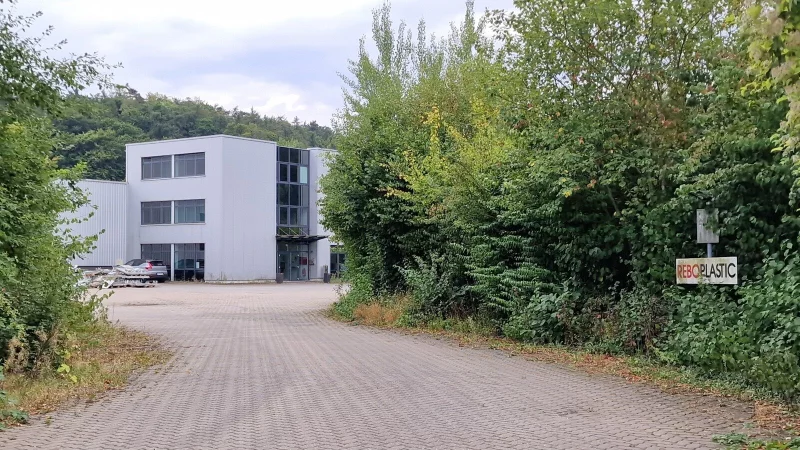 Insolvenz: Das Kalletaler Unternehmen Reboplastic hat die Produktion eingestellt. Die Hallen in Erder stehen zum Verkauf. - &copy; Nadine Uphoff