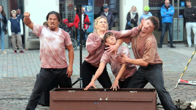 Was die Funky Monkeys aus Berlin beim Lemgoer Sommertreff am Freitagabend auf dem Marktplatz darboten, lie&szlig; N&auml;sse und k&uuml;hles Wetter vergessen. - &copy; Andreas Duderstedt