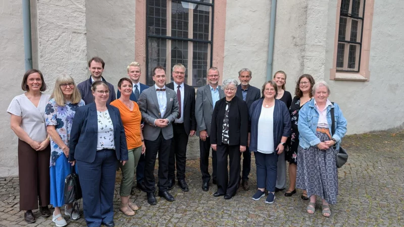 Dr. Sven Lesemann zusammen mit Mitgliedern des Kirchenvorstandes Lage und Beteiligten am Abschiedsgottesdienst - &copy; Lippische Landeskirche