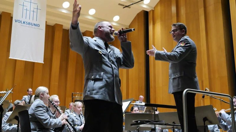 Das Benefizkonzert des Heeresmusikkorps Hannover begeistert 500 Gäste. Stabsfeldwebel Thorsten Strumhövel rockt mit seiner grandiosen Stimme die Konzerthalle. - © Thomas Krügler