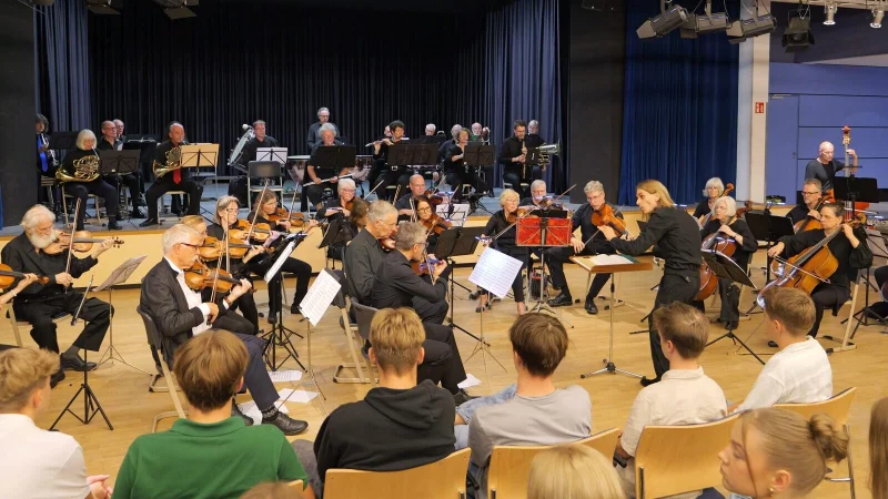 Die Orchestergesellschaft Detmold &uuml;berzeugt im facettenreichen Zusammenspiel unter Leitung von Robert Lillinger in der Aula des Gebr&uuml;der-Humboldt-Gymnasiums. - &copy; Thomas Kr&uuml;gler