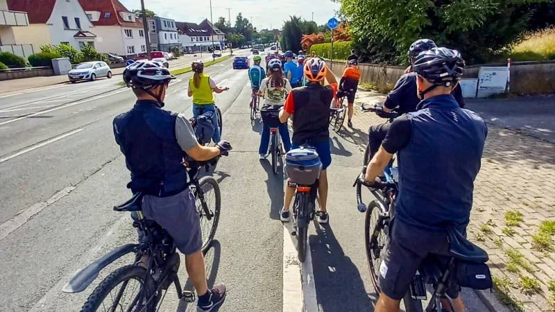 Mehrfach mussten die Radler anhalten, damit das Feld wieder zusammenfand. - &copy; Bj&ouml;rn Kenter