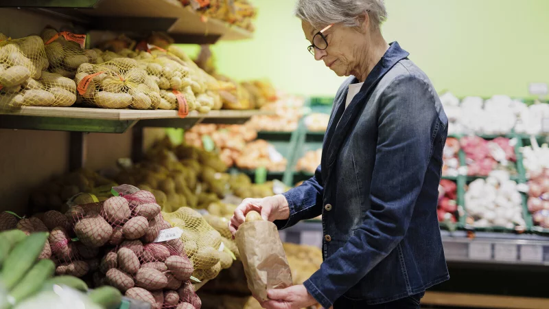 Landwirte erhalten für Kartoffeln und Gemüse aktuell 20 Prozent weniger Geld als noch vor einem Jahr. Im Supermarkt wirken sich sinkende Erzeugerpreise aber nicht automatisch auf die Verbraucherpreise auf. - © picture alliance / photothek