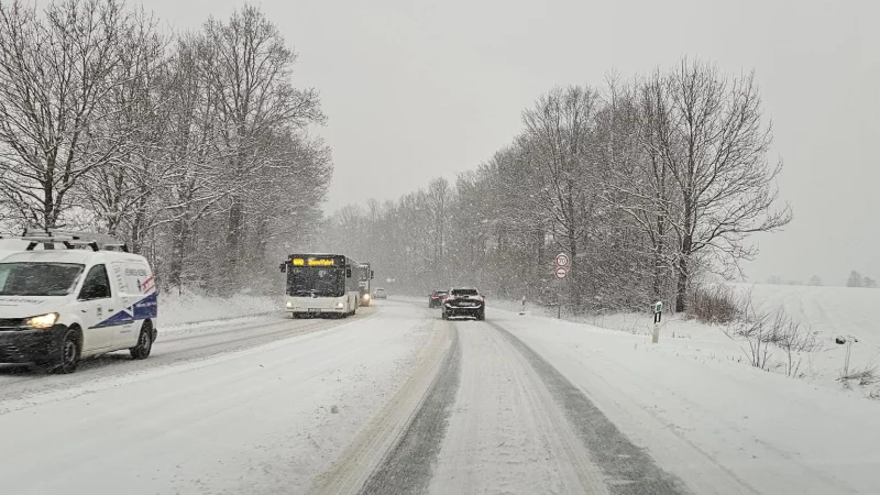 Die Stra&szlig;en in Detmold sind wei&szlig;. Der Verkehr rollt langsam, aber er rollt. - &copy; Jost Wolf
