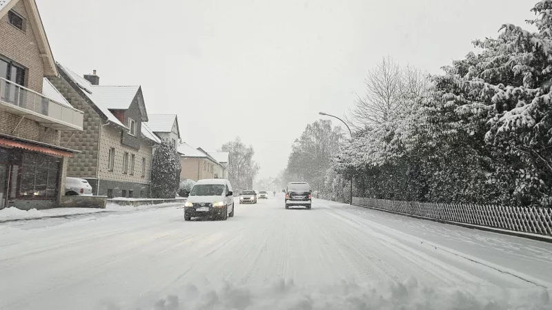 Die Stra&szlig;en in Detmold waren am Montagmorgen wei&szlig; - der Mittwoch soll laut Wettervorhersage &auml;hnlich aussehen. - &copy; Jost Wolf