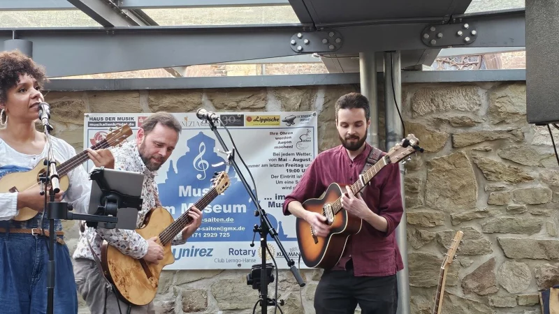 Beim großen Finale: Jennifer Grove und Andreas Grove (White Coffee, von links) mit Tom Ash. - © Philipp Marx