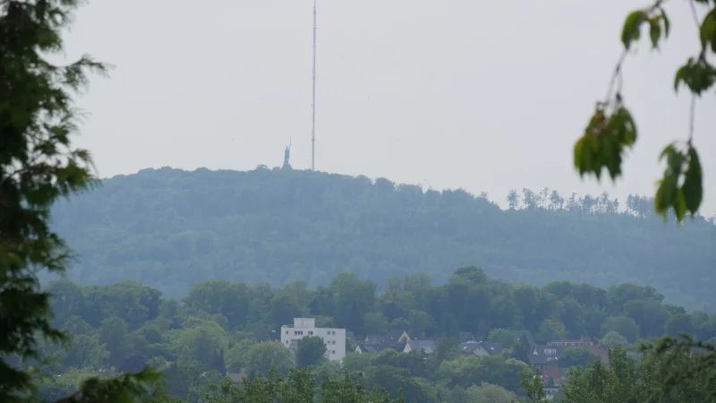 Mit dem Sender Teutoburger Wald auf dem Bielstein als Marker ist Hermannsdenkmal nebenan schnell zu finden. Immobilien, die eine &auml;hnliche Sicht auf das Denkmal haben, sind in Detmold teurer. - &copy; Jost Wolf