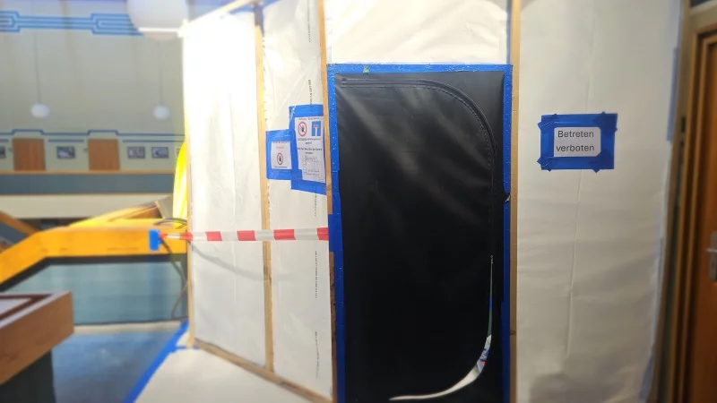 Aktuell laufen Umbauarbeiten am Justizzenztrum in Detmold - und die werden sich noch etwas hinziehen. Die weißen Zelte müssen sein - schließlich gibt es fast überall latente Asbestgefahr. - © Janet König