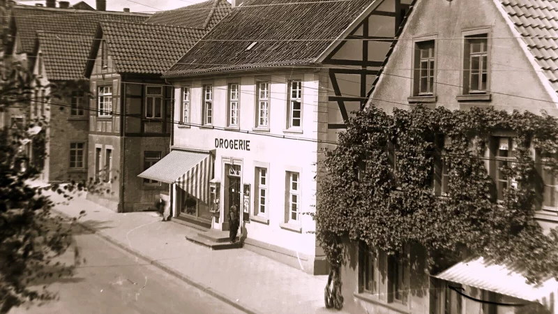 Die Drogerie Schlafke verkaufte Drogeriewaren und Fotoartikel bis in die 1950er Jahre. Heute liegt in dem umgebauten Haus das Café Kriemelmann. Rechts war das Schuhgeschäft Brinkmann, das wegen einer neuen Kreuzung abgerissen wurde.
Repro: Horst Biere / Quelle: Henning Schlafke - © Repro: Horst Biere / Quelle: Henning Schlafke