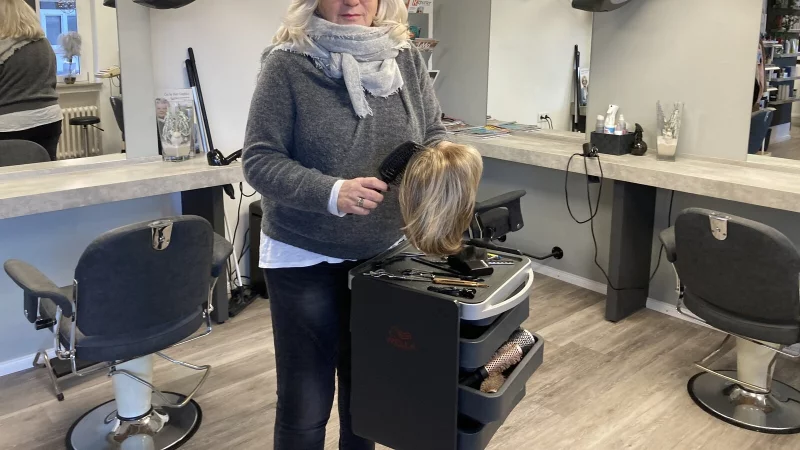Friseurmeisterin Nicole M&ouml;ller-Hannes hat fr&uuml;her auch Per&uuml;cken verkauft, inzwischen sind ihr die b&uuml;rokratischen H&uuml;rden zu gro&szlig;. - &copy; Cordula Gr&ouml;ne