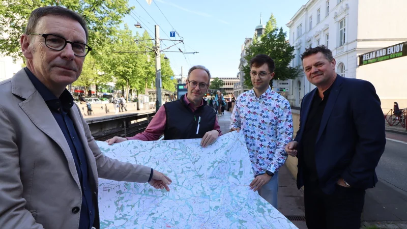 (von links) Olaf Lewald, Leiter des Amtes für Verkehr, Stefan Tritschler vom Planungsbüro, Projektleiter Patrick Voss vom Amt für Verkehr sowie Martin Adamski, Dezernent für Umwelt, Mobilität, Klimaschutz und Gesundheit.
Foto: Stadt Bielefeld - © Stadt Bielefeld