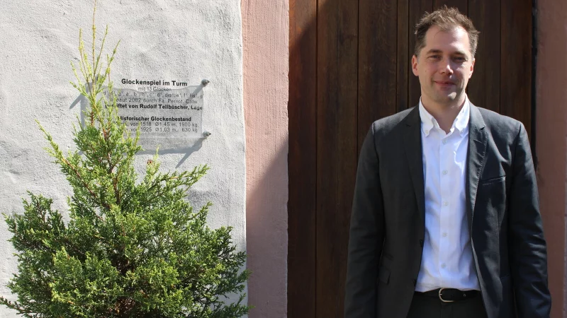 Dr. Sven Lesemann steht vor der Lagenser Marktkirche. F&uuml;nf Jahre lang war er hier als Pfarrer t&auml;tig. Seit 2023 war er zudem Superintendent der Klasse West. - &copy; Lorraine Brinkmann