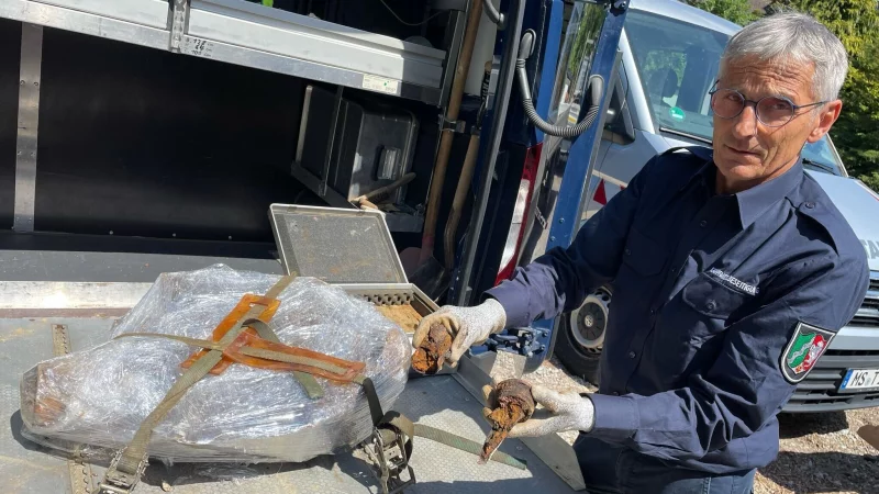 Entschärfer Karl-Heinz Clemens mit dem stark verrosteten Zünder und der entschärften Fliegerbombe, die an der Alten Brauerei in Paderborn gefunden worden war. - © Holger Kosbab