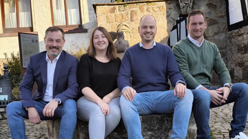 Der Vorstand der Bürgerstiftung Schwalenberg mit Marcus Rohde (von links), Sinah Strunk, Garlef Schierholz und Daniel Sermond freut sich über das erfolgreiche Ranking im bundesweiten Vergleich. - © Heike Kreienmeier