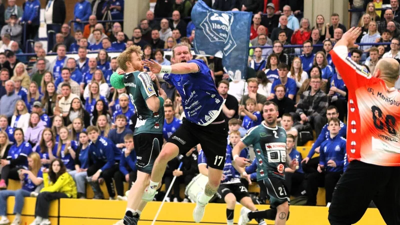 Spektakuläre Szenen, wie hier aus dem März mit Lars Görder im Spiel gegen den VfL Mennighüffen, gibt es demnächst in der Halle Aspe in Regionalliga-Heimspielen zu sehen. - © Oliver König