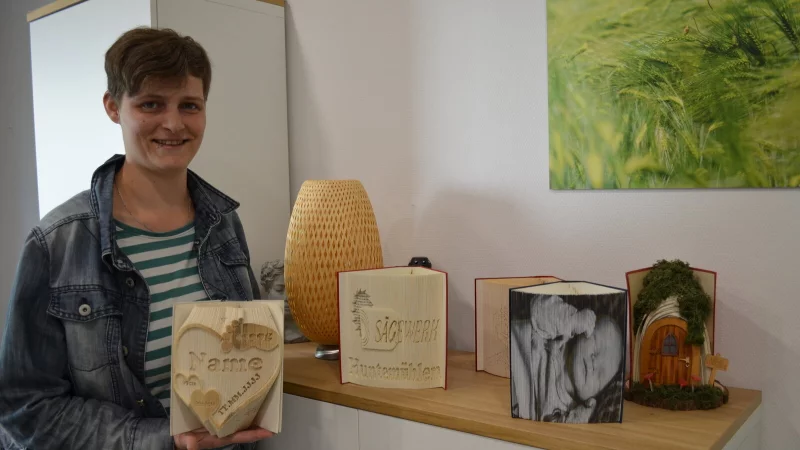 Elisabet Hetk&auml;mper

Geburtsmotive, Geschenke, Sklupturen - die Buchfaltkunst von Elisabeth Hetk&auml;mper ist vielf&auml;ltig. Mit Washitapes oder der richtigen Falttechnik lassen sich auch Fotos auf die Buchkanten falten. - &copy; Nicole Fischer