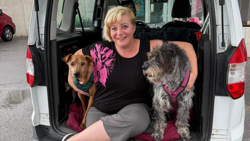 Daniela Teschner mit ihren Hunden Manni und Bella, die aus Spanien gekommen sind. - &copy; Bildrechte: Daniela Teschner