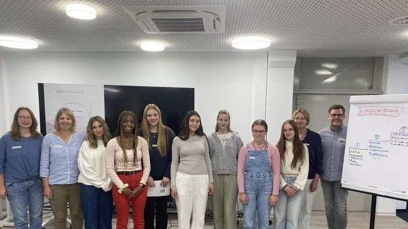 Die jugendlichen Sprach-Scouts im Alter von 14 bis 19 Jahren stammen &uuml;berwiegend aus der Oberstufe. Sie besuchen ihre F&ouml;rderkinder ein- bis zweimal pro Woche f&uuml;r eine Stunde zu Hause. Foto: Rotary Club Detmold-Oerlinghausen - &copy; Rotary Club Detmold-Oerlinghausen