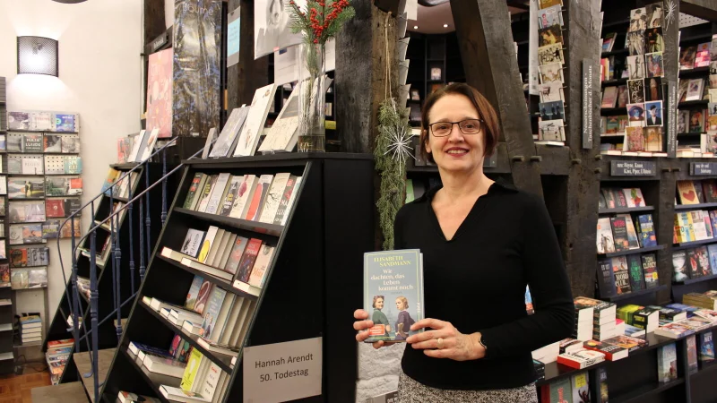 Laut Doris Böddeker von der Buchhandlung Kafka & Co. läuft das Weihnachtsgeschäft im Buchhandel erfahrungsgemäß immer sehr gut. Bei Kunden besonders beliebt ist aktuell der Roman "Wir dachten, das Leben kommt noch" von Elisabeth Sandmann. - © Raffael Giebel