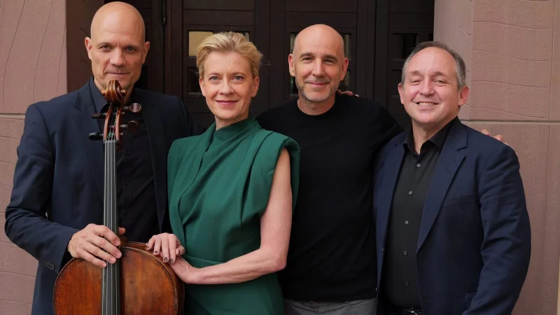 "Wege durch das Land"-Open-Air auf Schloss Brake mit Cellist Eckart Runge, den Schauspielern Caroline Peters und Paul Herwig sowie Pianist Jacques Ammon (von links). - &copy; Thomas Kr&uuml;gler