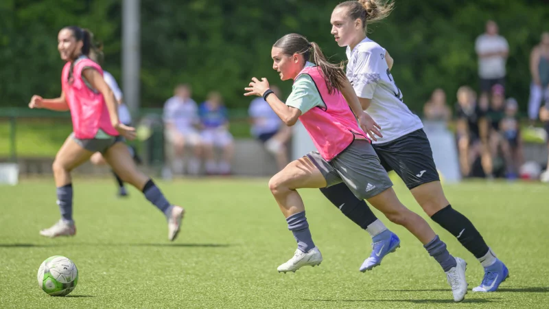 Bärenstark: Ipek Ünal von den SF Berlebeck-Heiligenkirchen setzt sich Ünal leichtfüssig gegen die Delbrückerin Lotta Octavia Koman (weiß) durch. - © Egon Penner