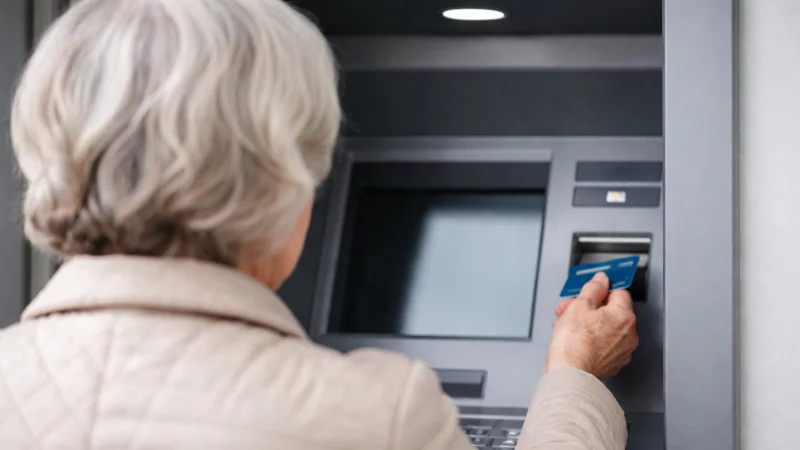 Eine Seniorin aus Schieder-Schwalenberg (71) hat sich unrechtm&auml;&szlig;ig am Konto ihrer Tochter bedient und dabei innerhalb von zwei Jahren 18.500 Euro abger&auml;umt. Der Fall landete jetzt vor dem Sch&ouml;ffengericht in Detmold. Das Foto ist ein Symbolbild. - &copy; KI genriert (Symbolbild)