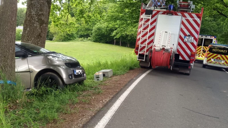 Der Smart liegt nach dem Unfall im Graben. - &copy; Jens Rademacher