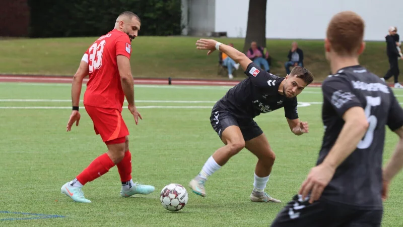 Posts Zalem Özmen (links) im Duell mit Noel Hirschberg vom BV Bad Lippspringe. - © Sebastian Lucas