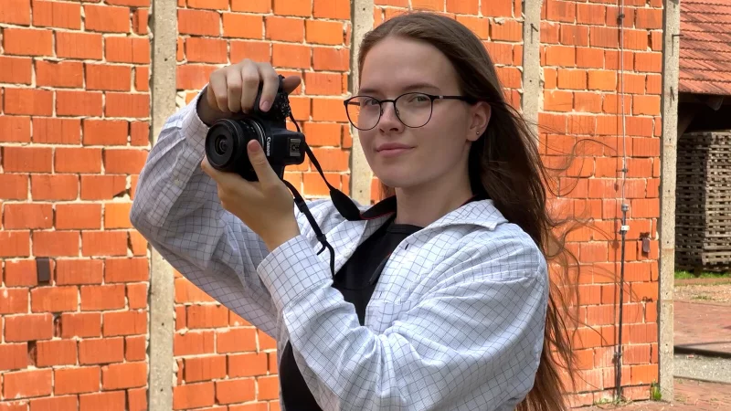 Julia H&ouml;schen absolviert ein studentisches Volontariat im LWL-Ziegeleimuseum Lage und bringt dabei nicht nur frische Ideen f&uuml;r Instagram ein. - &copy; LWL-Museum Ziegelei Lage