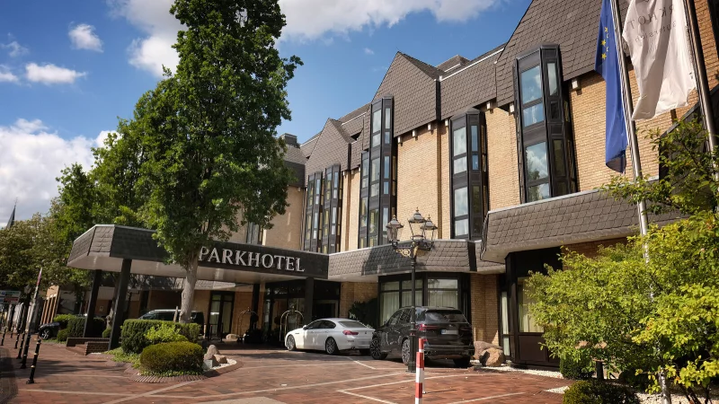 Ein offenbar verirrtes Wildschwein hat vor der Lobby des Gütersloher Parkhotels für Aufsehen gesorgt. - © Andreas Frücht