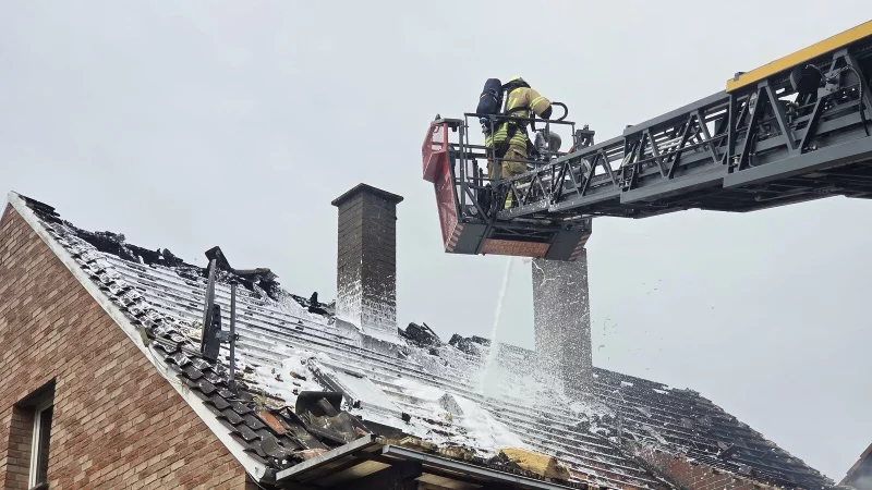 Mit der Drehleiter löscht die Freiwillige Feuerwehr Schieder-Schwalenberg einen Brand in einem leerstehenden Wohnhaus. - © Freiwillige Feuerwehr Schieder-Schwalenberg
