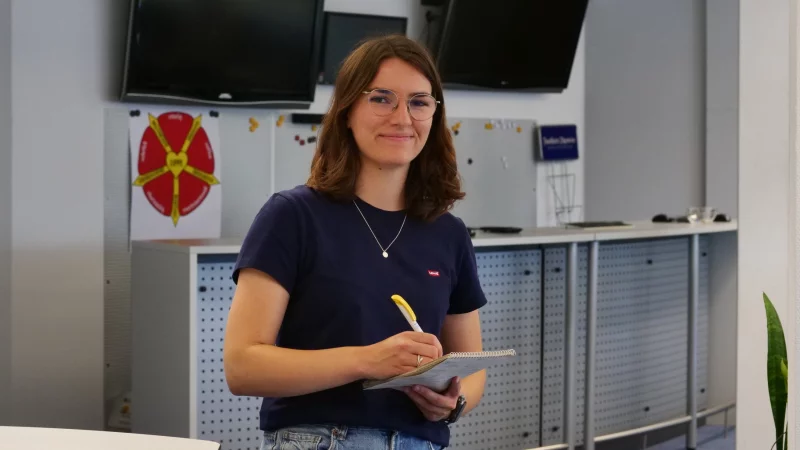 LZ-Volont&auml;rin Chiara Wibbeke findet, die Bezahlkarte sendet ein Signal des Misstrauens. - &copy; J&ouml;rg Hagemann