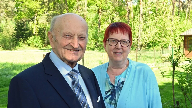 Theodor Buschmaas feiert seinen 100. Geburtstag. Die stellvertretende Bürgermeisterin Gudrun Bauer überbrachte die Glückwünsche aus Rat und Verwaltung. - © Stadt Rheda-Wiedenbrück