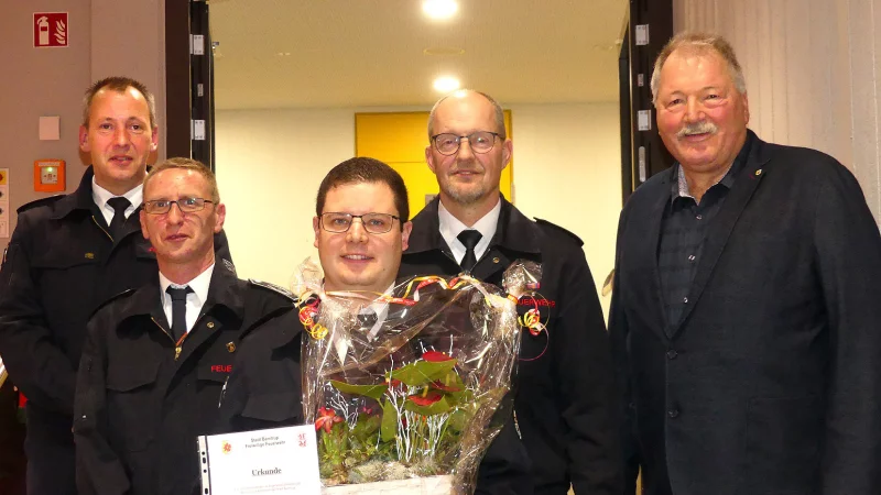 Eine hohe Ehrung f&uuml;r besondere Verdienste um die Feuerwehr erfuhr Brandoberinspektor Marcel Hein mit der Verdienstspange der Feuerwehr Barntrup. Von links Stefan Jakob, Leiter der Feuerwehr, Ian Thomy, stellvertretender Leiter, Emil Hein, stellvertretender Leiter und stellvertretender B&uuml;rgermeister Willi D&uuml;wel. - &copy; Rudi Rudolph