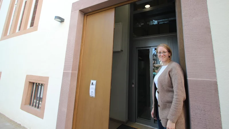 Dezente Au&szlig;enoptik: Die st&auml;dtische Pressesprecherin Tanja Schr&ouml;der steht in der T&uuml;r zum Kirchplatz von St. Nicolai, hinter der sich der neue Aufzug im Rathaus verbirgt. - &copy; Jens Rademacher