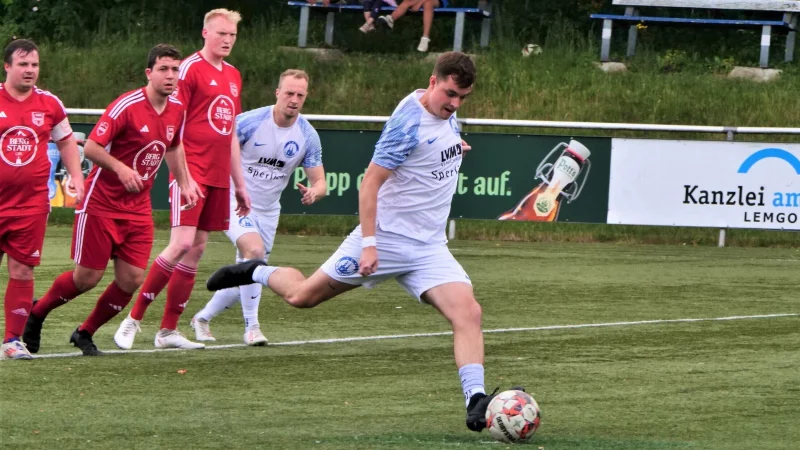Eiskalt verwandelt Lemgos vierfacher Torschütze Louis Hagemann einen Strafstoß zum zwischenzeitlichen 2:0. - © Jörg Hagemann
