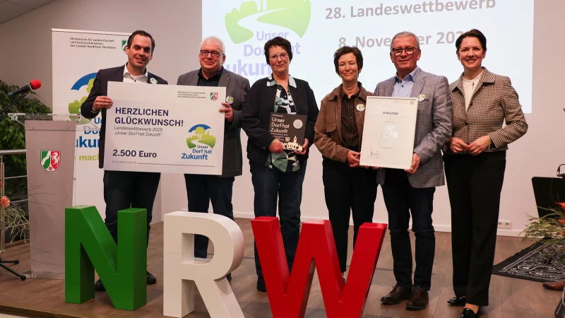 Eine Delegation aus Sabbenhausen nimmt in Bad Sassendorf die Auszeichnung als Silberdorf aus den H&auml;nden von NRW-Landwirtschaftsministerin Silke Gori&szlig;en (rechts) entgegen. - &copy; J Film & Fotografie/Jannik Geisthoff