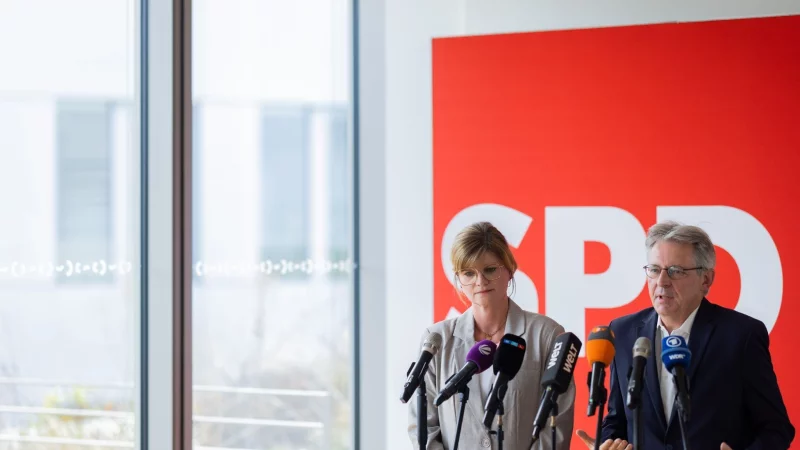 Sarah Philipp und Achim Post, Vorsitzende der nordrhein-westfälischen SPD. - © Rolf Vennenbernd/dpa